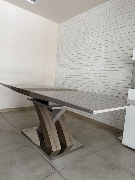 Великий розкладний стіл та стільці комплект у вітальню