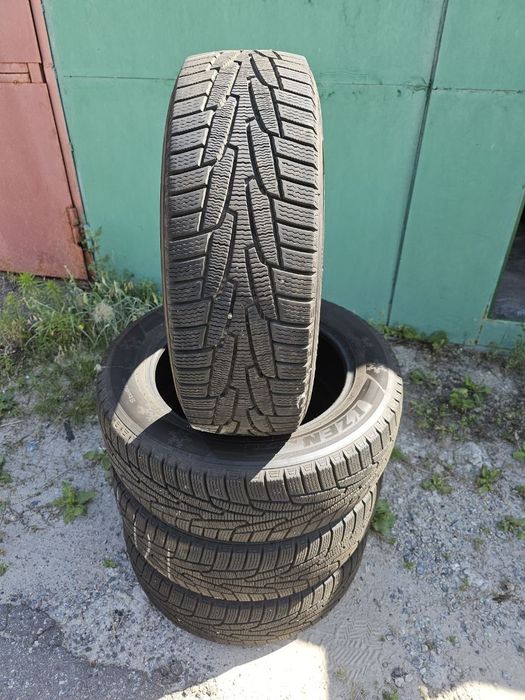Продам клмплект резины Kumho  Izen kw31. 215/60 r17. Зима
