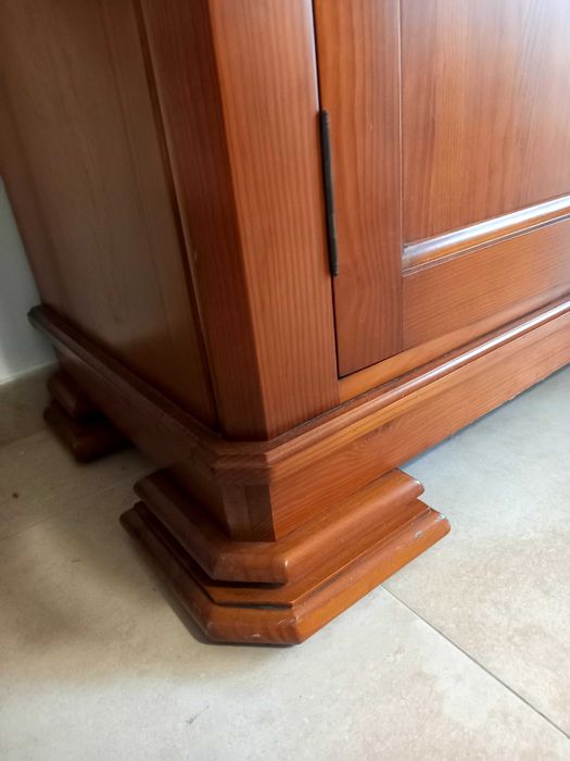 Aparador Madeira macica acabamento cerejeira em muito bom estado