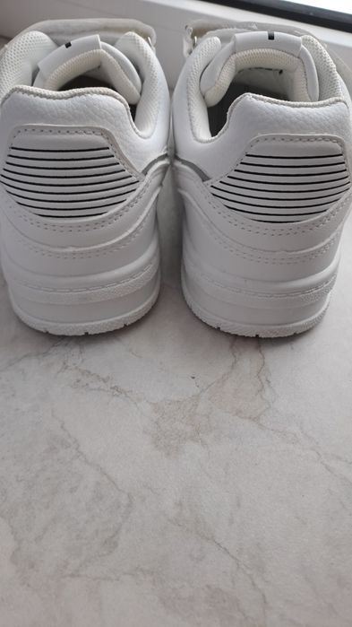 Кросівки 650 грн