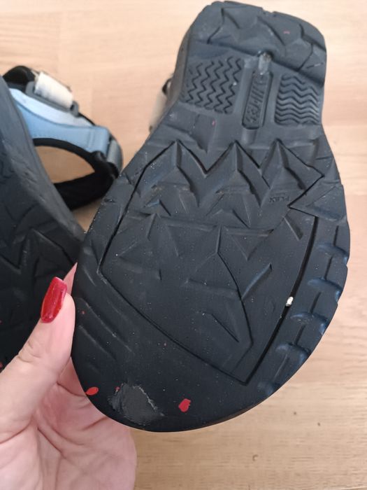 Szare sandały marki Hi-Tec.