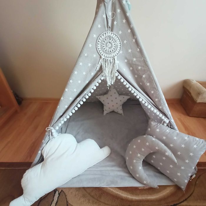Tipi z  girlanda i poduszkami