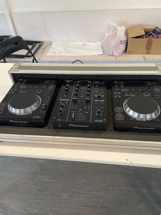 2× Pioneer CDJ-350 1× Pioneer DJM-350 Flight case onde estão montados