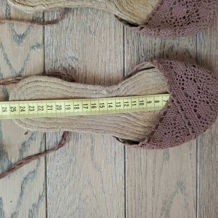 Brązowe koronkowe sandały wiązane espadryle