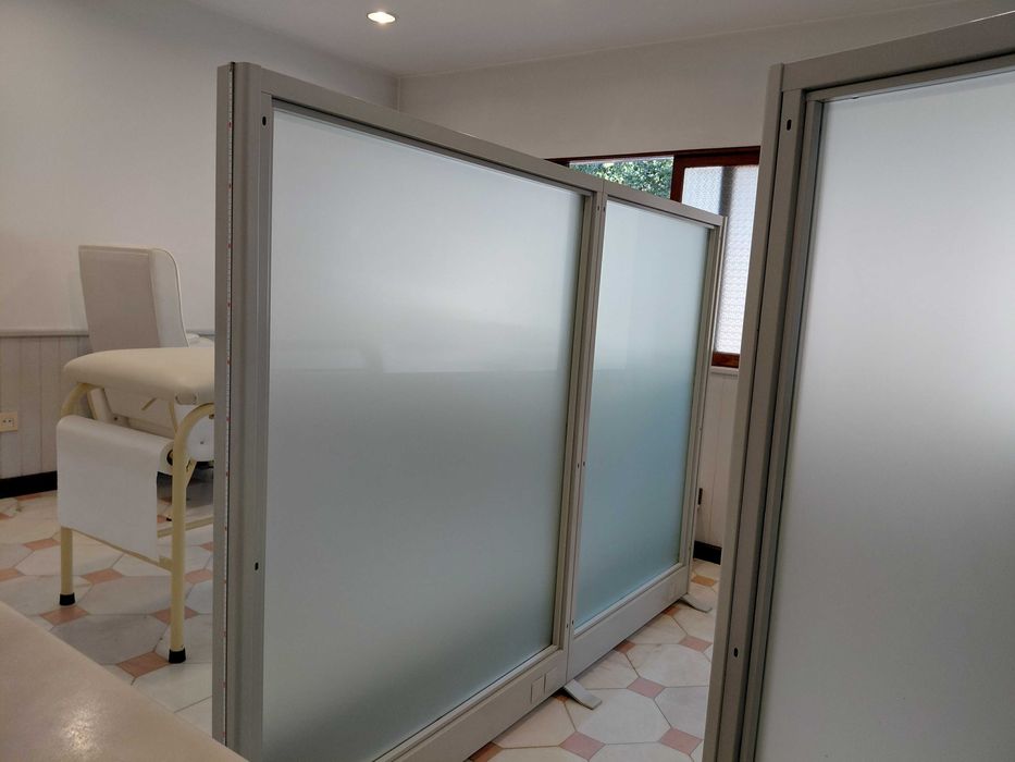 Biombos/Painéis de Vidro com caixilho de Metal - zonas de trabalho