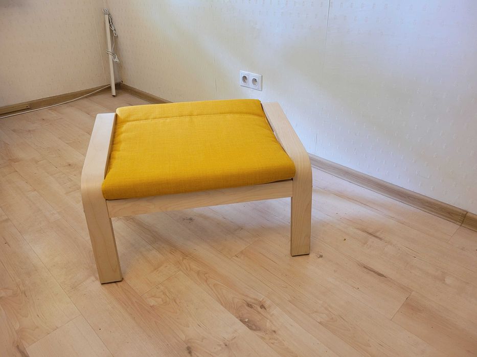 Podnóżek IKEA - w słonecznym kolorze.