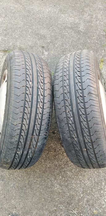 Pneus 175/r13 com jantes e tampão