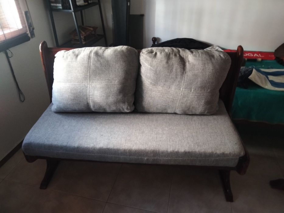 Mesa em pinho mais 2 bancos com arrumação