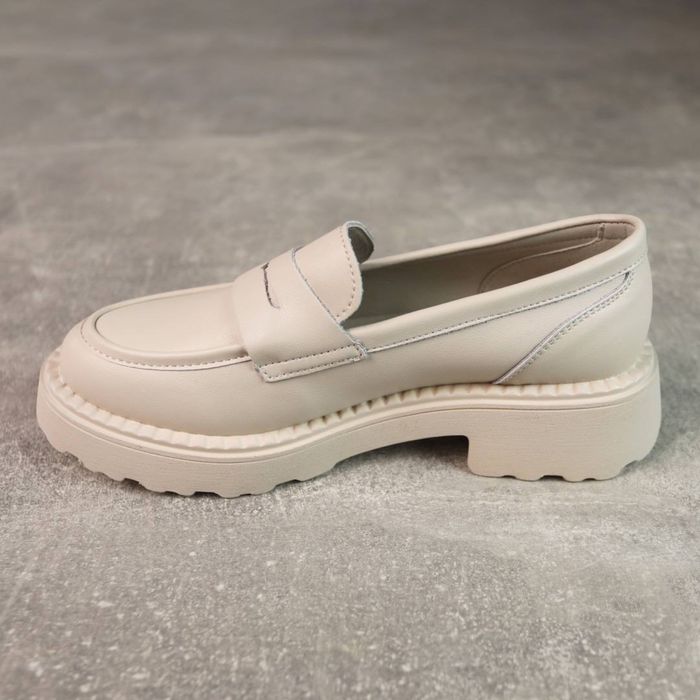 Бежеві шкіряні лофери