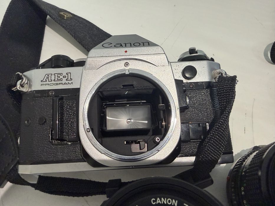 Canon AE-1 Program com 2 lentes, 28mm e 35-79mm