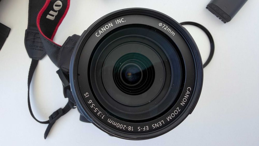 Canon EOS 70D + EF-S 18-200mm IS — Kit completo
