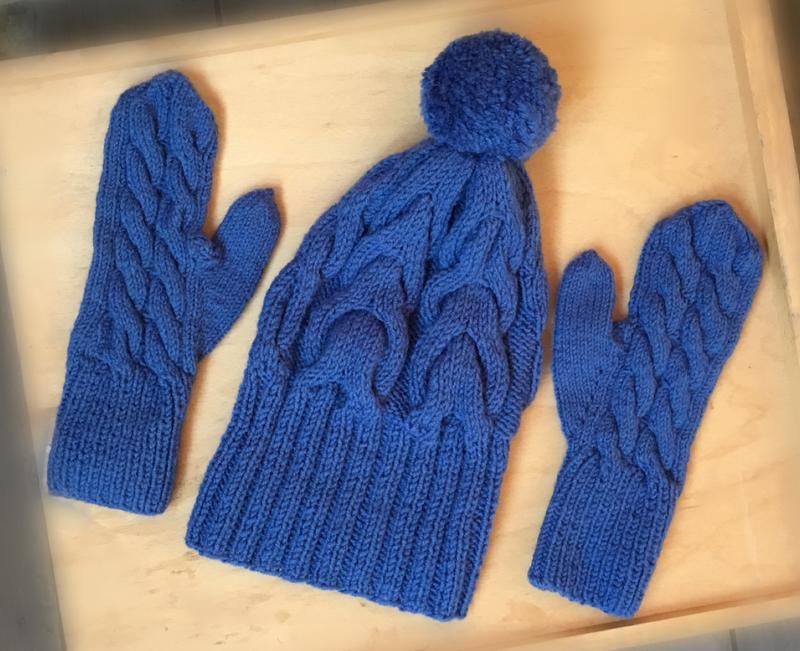 Теплий в'язаний комплект шапка з помпоном + рукавиці , шапка +варежки