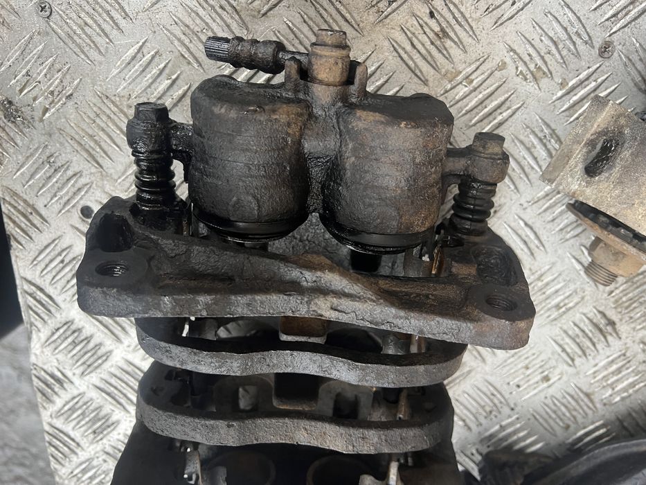 Передний суппорт Субару форестер 04год subaru forester