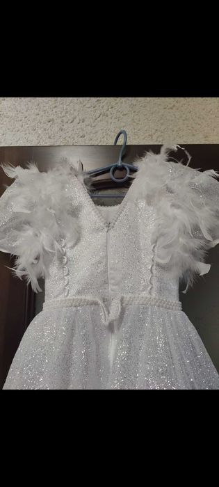 Випускне плаття з пір'їнами