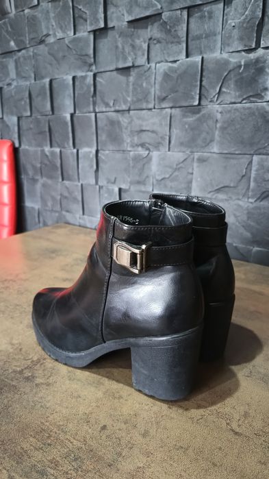 Stylowe Czarne botki Marki Daszyński  w świetnym stanie musy have