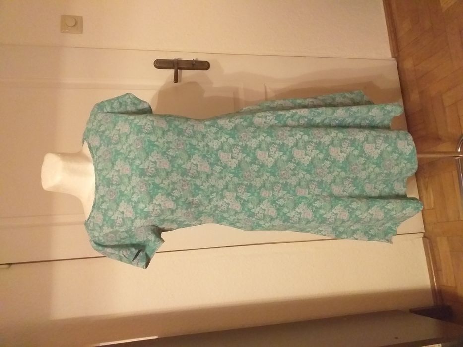 Wiosenna sukienka w kwiaty retro