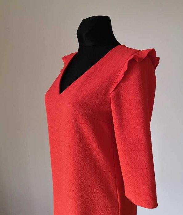 Czerwona sukienka dekolt serek z falbankami na ramionach promod