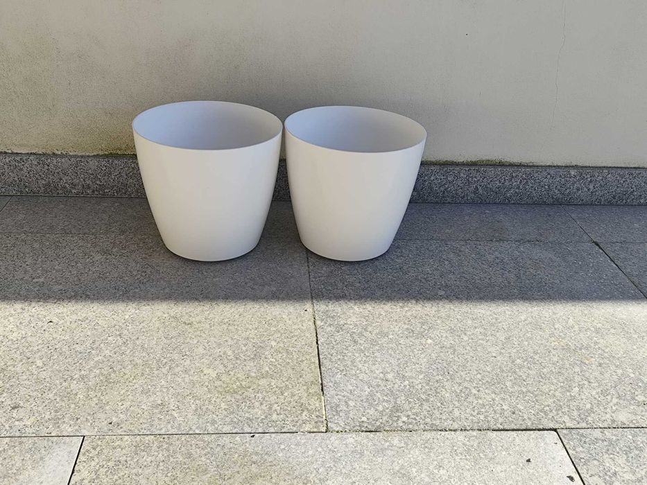 Conjunto 2 vasos brancos com rodas