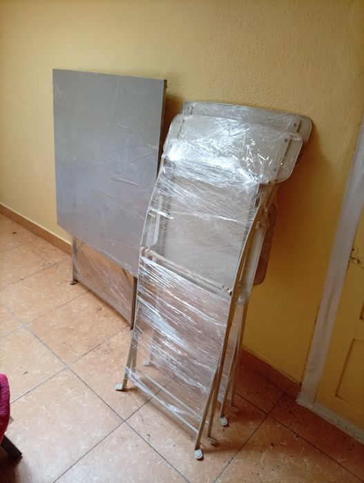 Mesa metálica com 2 cadeiras