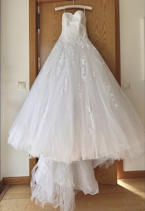 Vestido de noiva ProNovias com véu e bolero