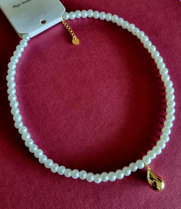 Colar de pérolas com acabamento e pingente em forma de gota, em aço.