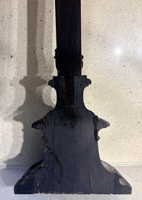 Antigo crucifixo em Pau Santo com Cristo e adornos Memento Mori e Cherubins em latão - Sec. XIX