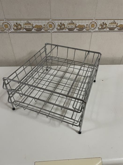 Gavetas / cesto de folhas em metal para secretária.