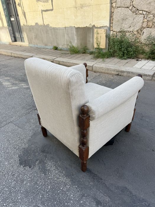 Cadeirão em tecido estrutura em madeira