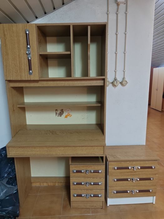 Secretária e módulo de gavetas