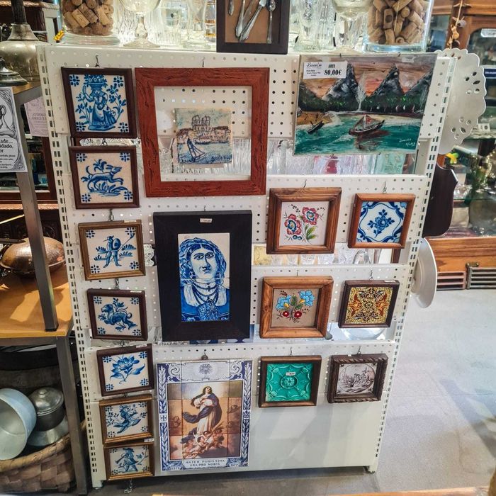 Azulejo Viúva Lamego “Lavradeira” com moldura em madeira