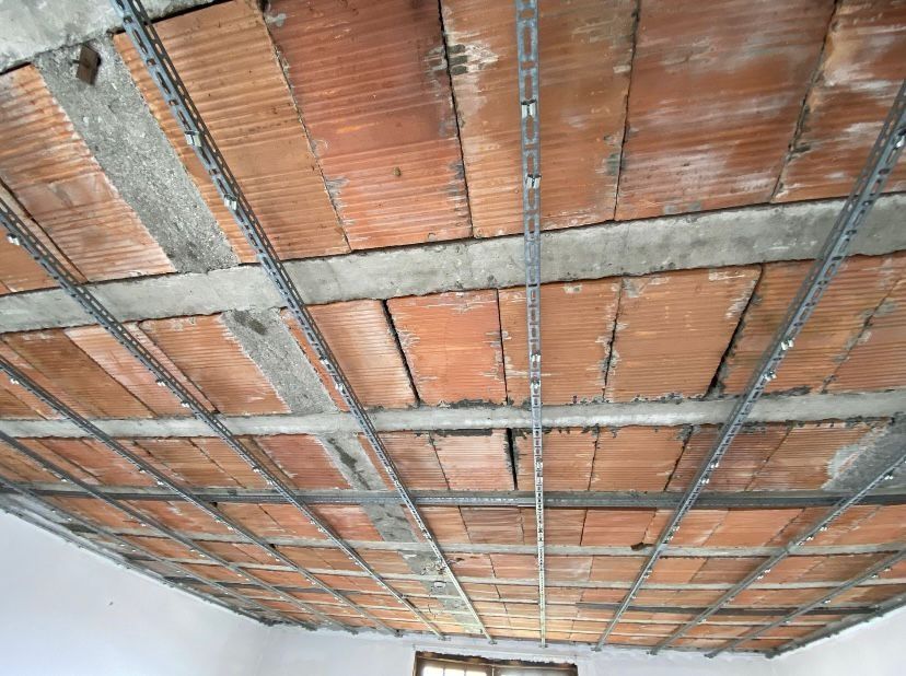 Teto Falso Decorativo Em Plástico Para Área De 26,5 m²