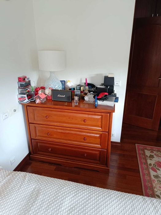 Conjunto de Cama, mesa de cabeceira e cômoda em madeira maciça