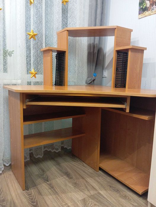 Комп'ютерний стіл