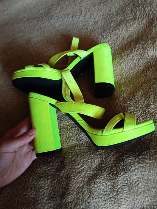 Neonowe buty sandały na słupku rozmiar 35 Divided
