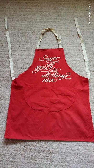 Червоний фартух з білим написом "Sugar and spice and all things nice"