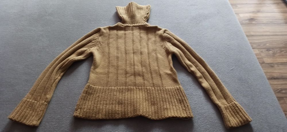 Ciepły sweter golf beżowo-brązowy