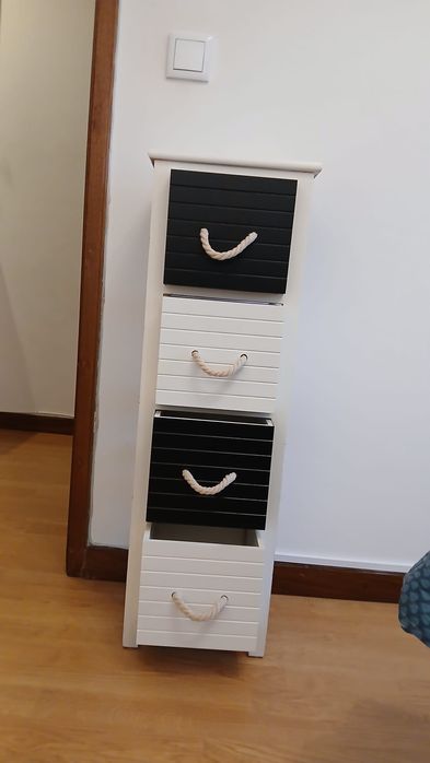 Móvel com 4 gavetas em muito bom estado