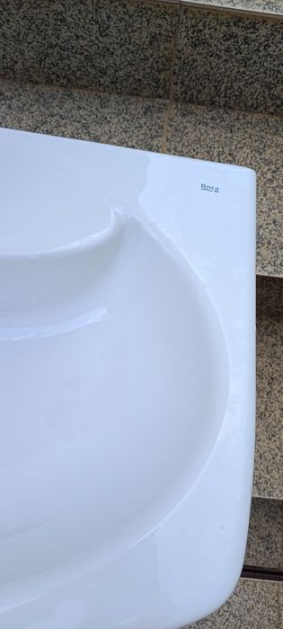 Lavatório  com coluna suspensa