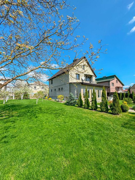 Продається двоповерховий будинок на ділянці 10 соток