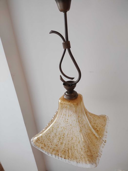 Lampa sufitowa z ozdobnym kloszem