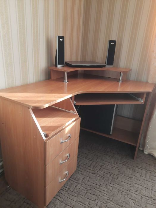 Стіл письмовий кутовий