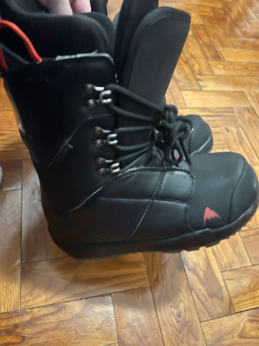 Botas da neve usadas