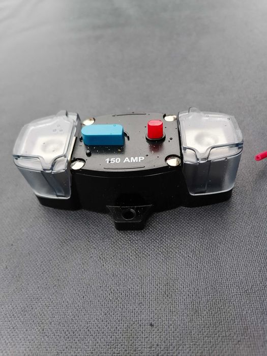 Bezpiecznik z resetem 150AMPER 12V-48V DC i pokrywą przeciwpyłową