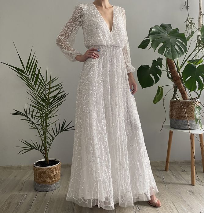Elegancka, bogato zdobiona suknia ślubna