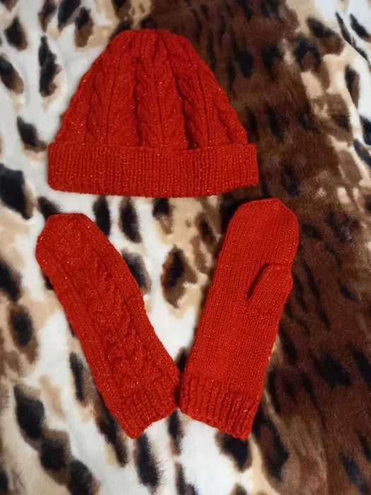 Шапочка и варежки новые