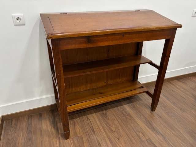 Secretária alta,  antiga.