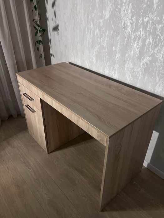 письмовий стіл.