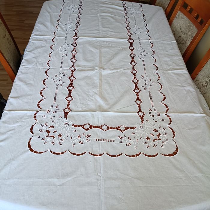 Duży obrus wyszywany