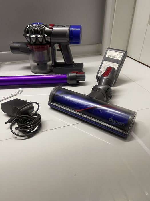 Odkurzacz Dyson V 8 , duzy zestaw ,nowa bateria .