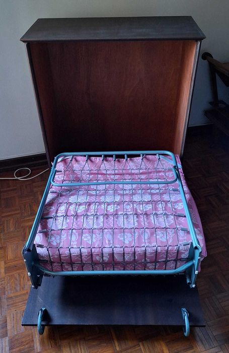 Cama oculta rebatível